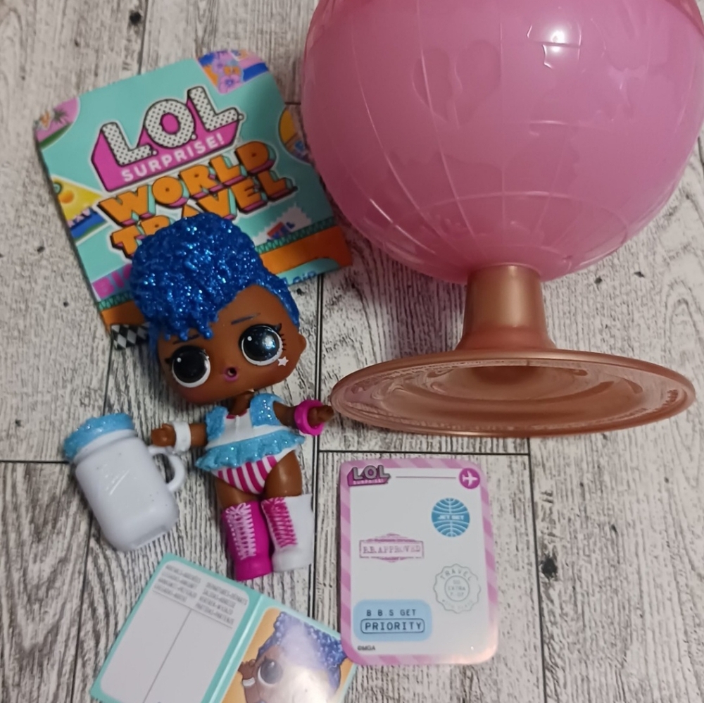 L.O.L Surprise! World Travel Independent Queen Mini Tot Doll